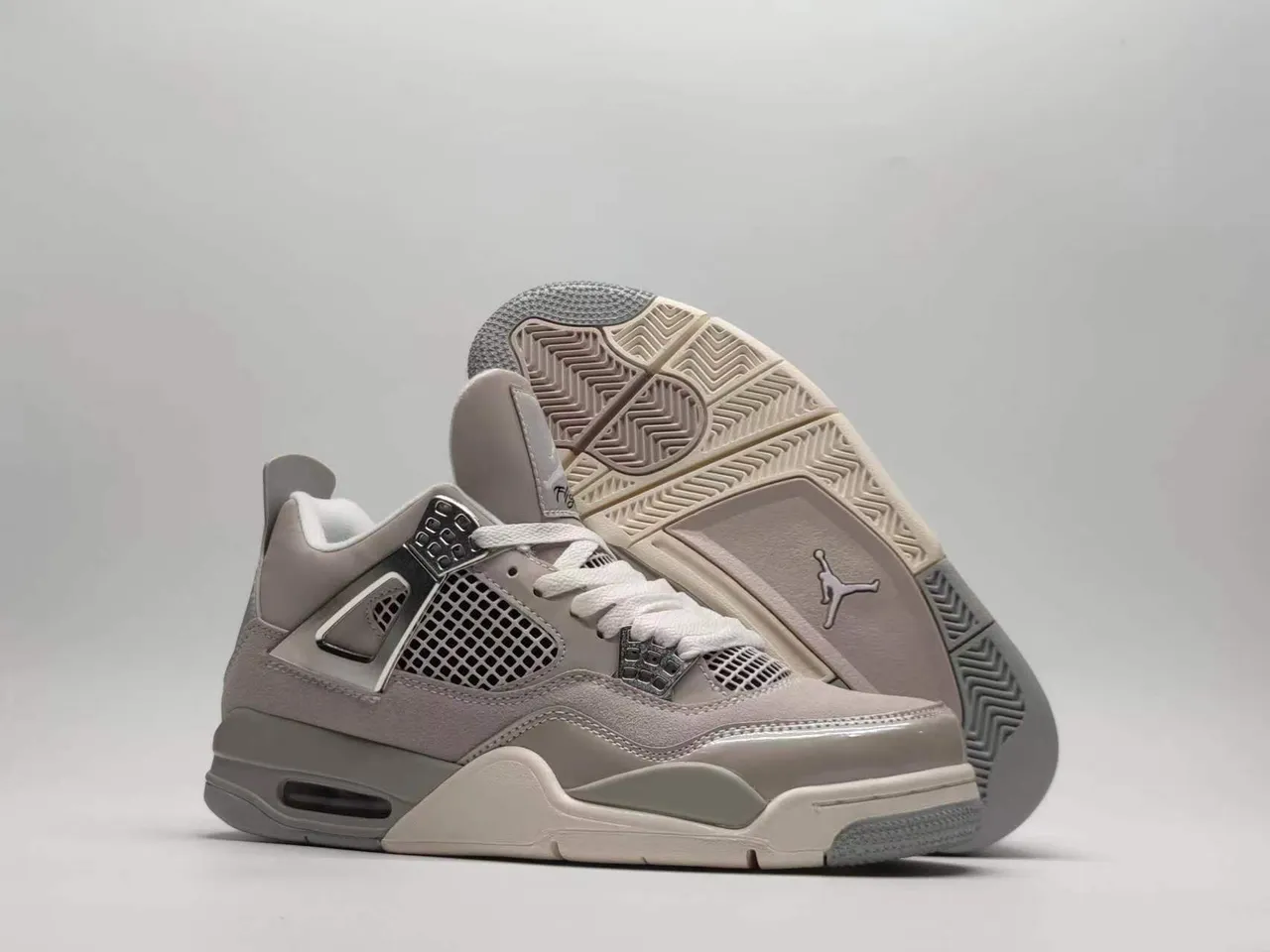 Chaussures de basketball Air Jordan 4 gris métallisé monochrome avec bloque-lacets 7