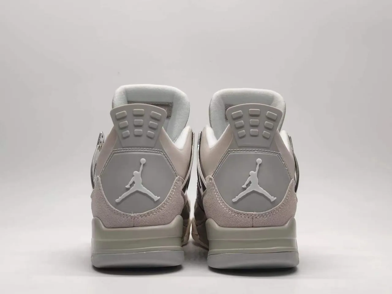 Chaussures de basketball Air Jordan 4 gris métallisé monochrome avec bloque-lacets 9
