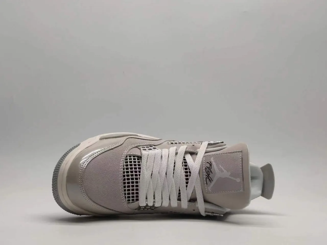 Chaussures de basketball Air Jordan 4 gris métallisé monochrome avec bloque-lacets 10