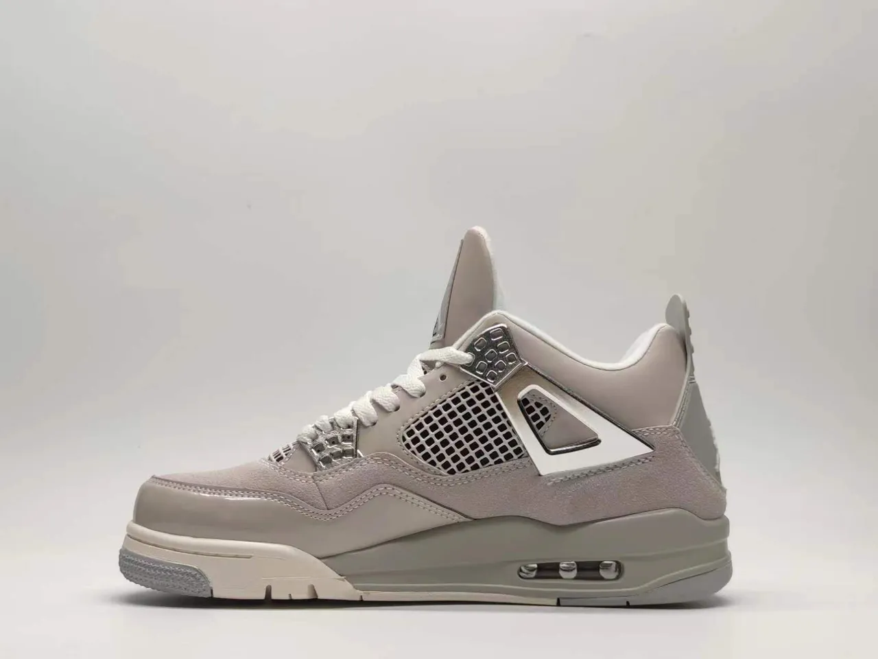 Chaussures de basketball Air Jordan 4 gris métallisé monochrome avec bloque-lacets 11