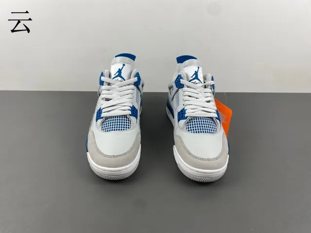 Tênis de basquete Air Jordan 4 branco e azul royal 2