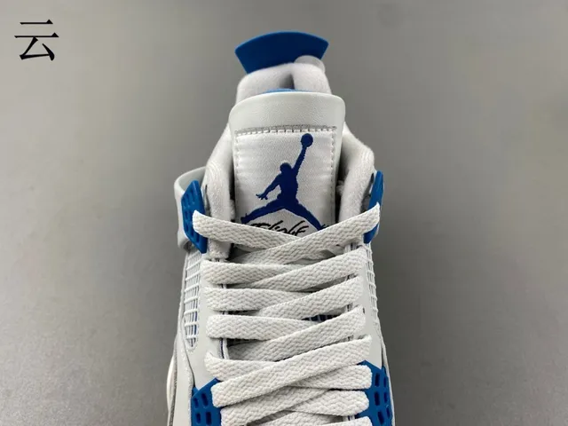 Tênis de basquete Air Jordan 4 branco e azul royal 10