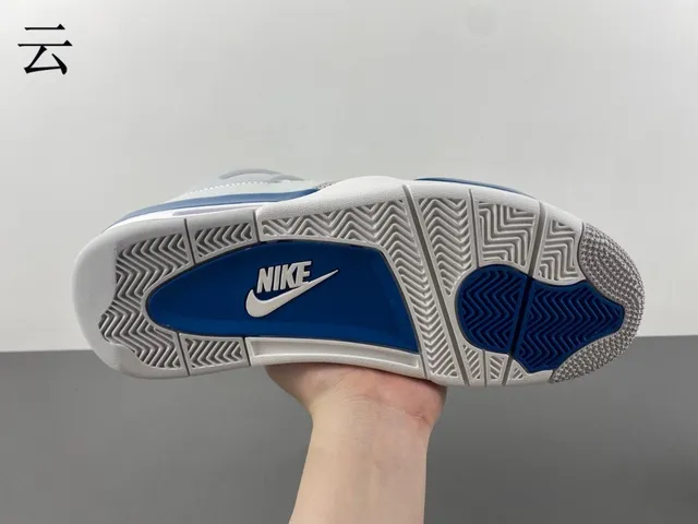 Tênis de basquete Air Jordan 4 branco e azul royal 13
