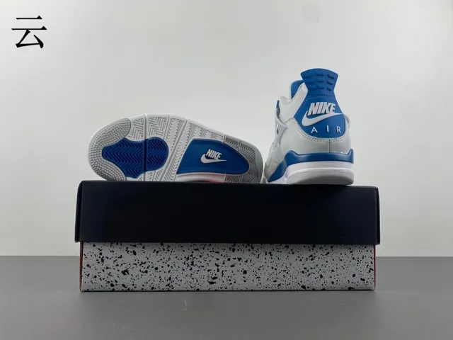 Tênis de basquete Air Jordan 4 branco e azul royal 16