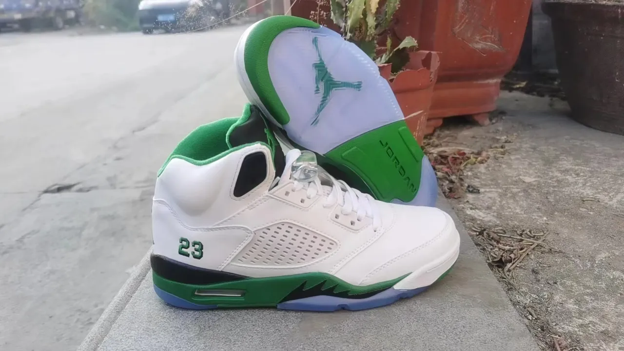 Tênis de basquete Air Jordan silhueta de cano alto branco e verde com lingueta perfurada 2