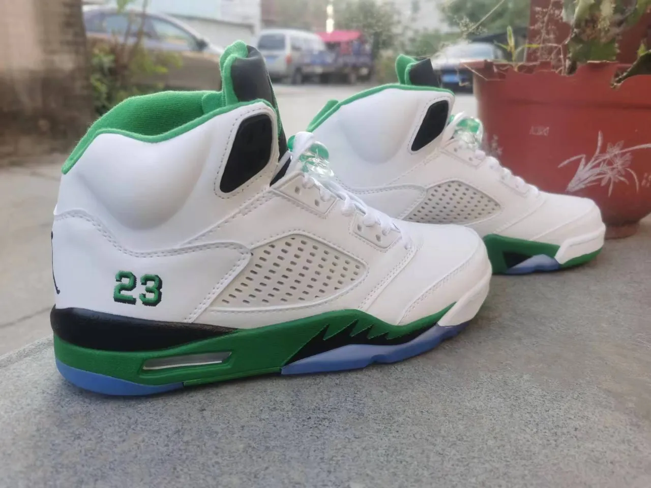Tênis de basquete Air Jordan silhueta de cano alto branco e verde com lingueta perfurada 3