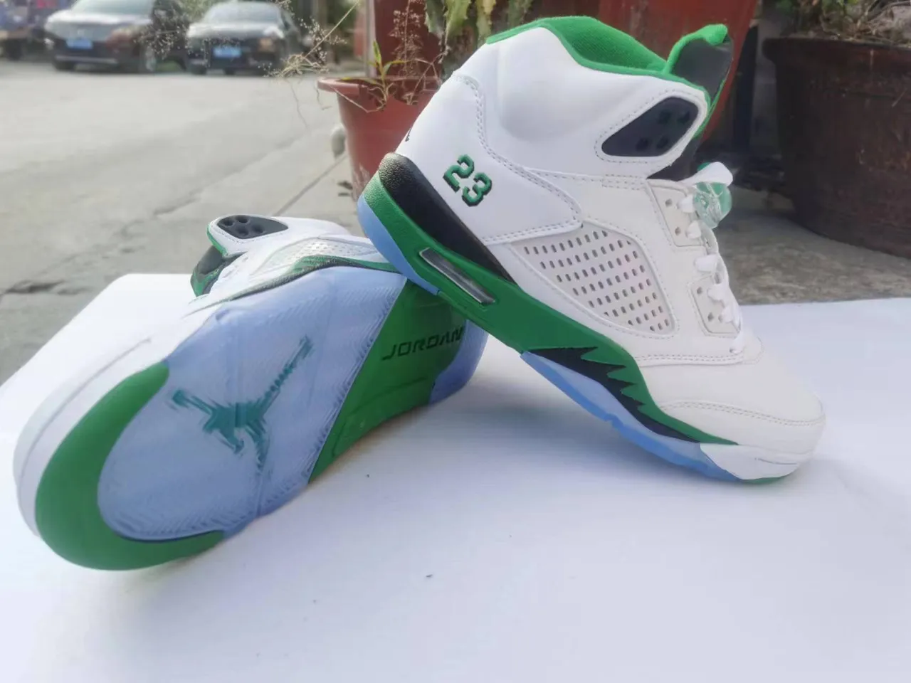 Tênis de basquete Air Jordan silhueta de cano alto branco e verde com lingueta perfurada 4