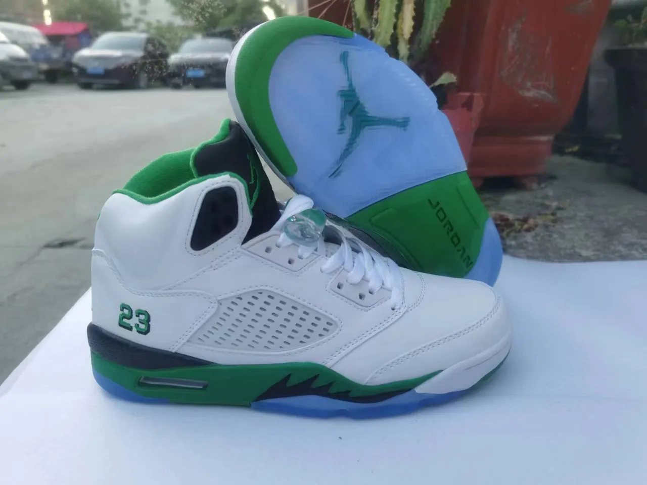 Tênis de basquete Air Jordan silhueta de cano alto branco e verde com lingueta perfurada 5
