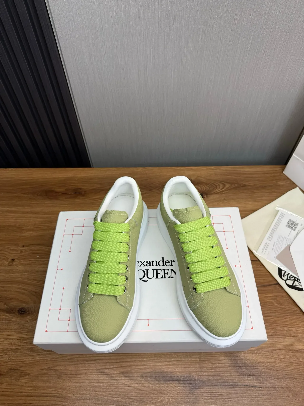 Alexander McQueen Green White বিশাল প্ল্যাটফর্ম সোল পিবল্ড লেদার উপর লাইফস্টাইল স্নিকার 2