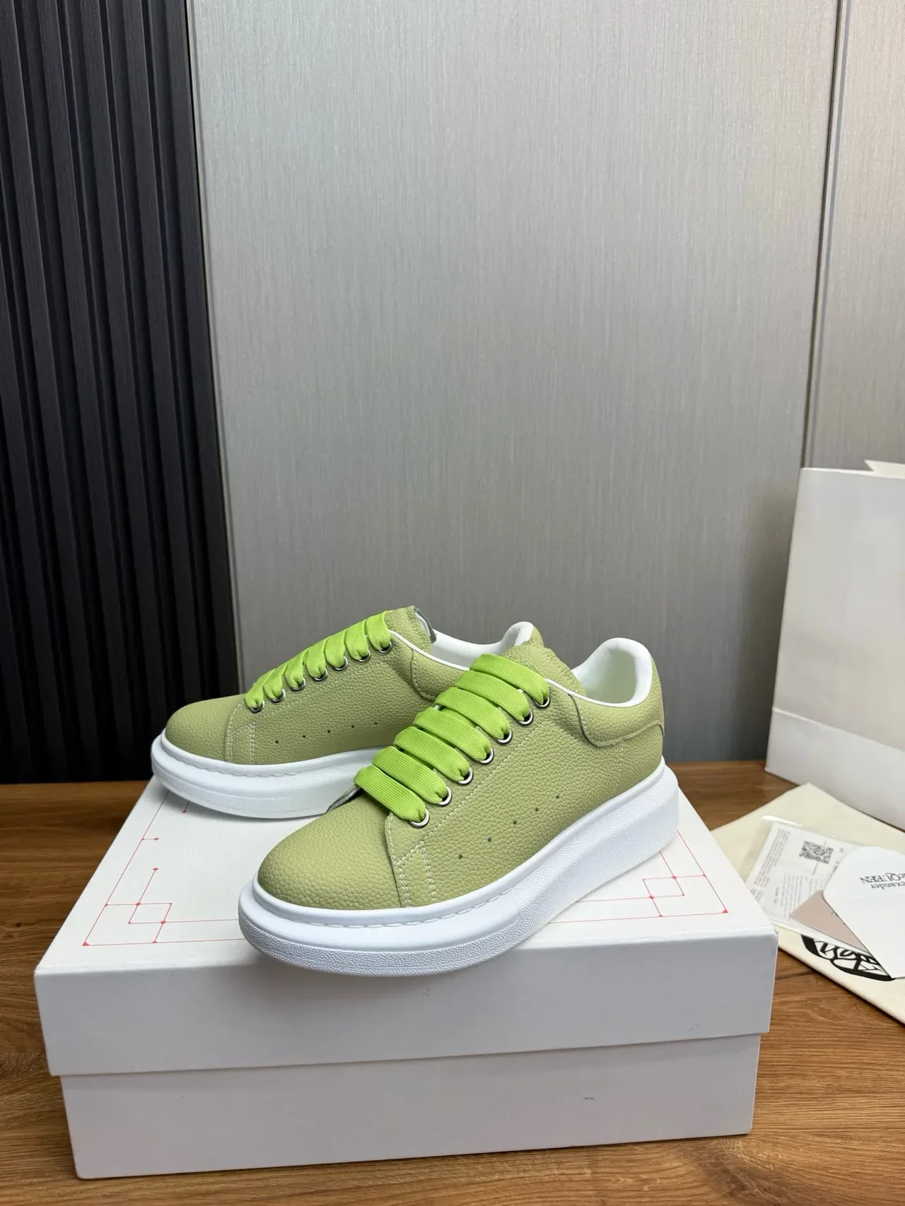 Alexander McQueen Green White বিশাল প্ল্যাটফর্ম সোল পিবল্ড লেদার উপর লাইফস্টাইল স্নিকার 3