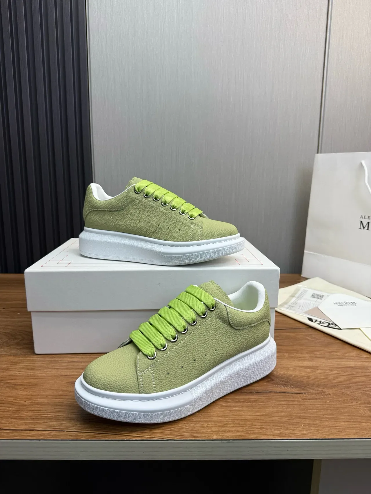 Alexander McQueen Green White বিশাল প্ল্যাটফর্ম সোল পিবল্ড লেদার উপর লাইফস্টাইল স্নিকার 4