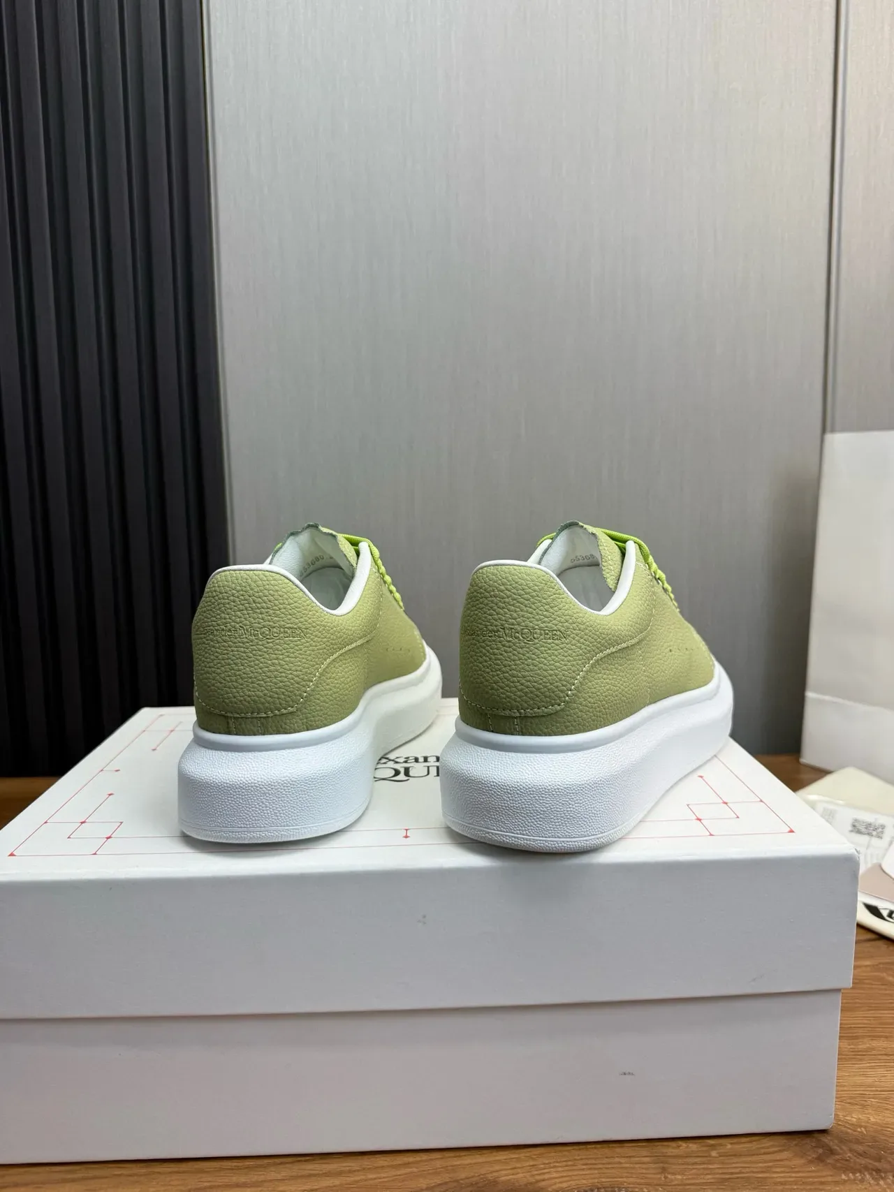 Alexander McQueen Green White বিশাল প্ল্যাটফর্ম সোল পিবল্ড লেদার উপর লাইফস্টাইল স্নিকার 5