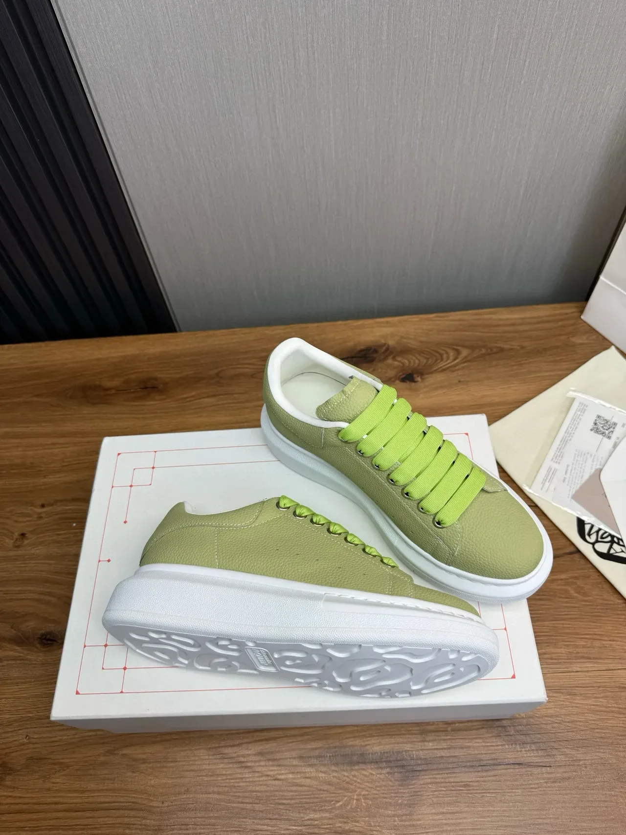 Alexander McQueen Green White বিশাল প্ল্যাটফর্ম সোল পিবল্ড লেদার উপর লাইফস্টাইল স্নিকার 6