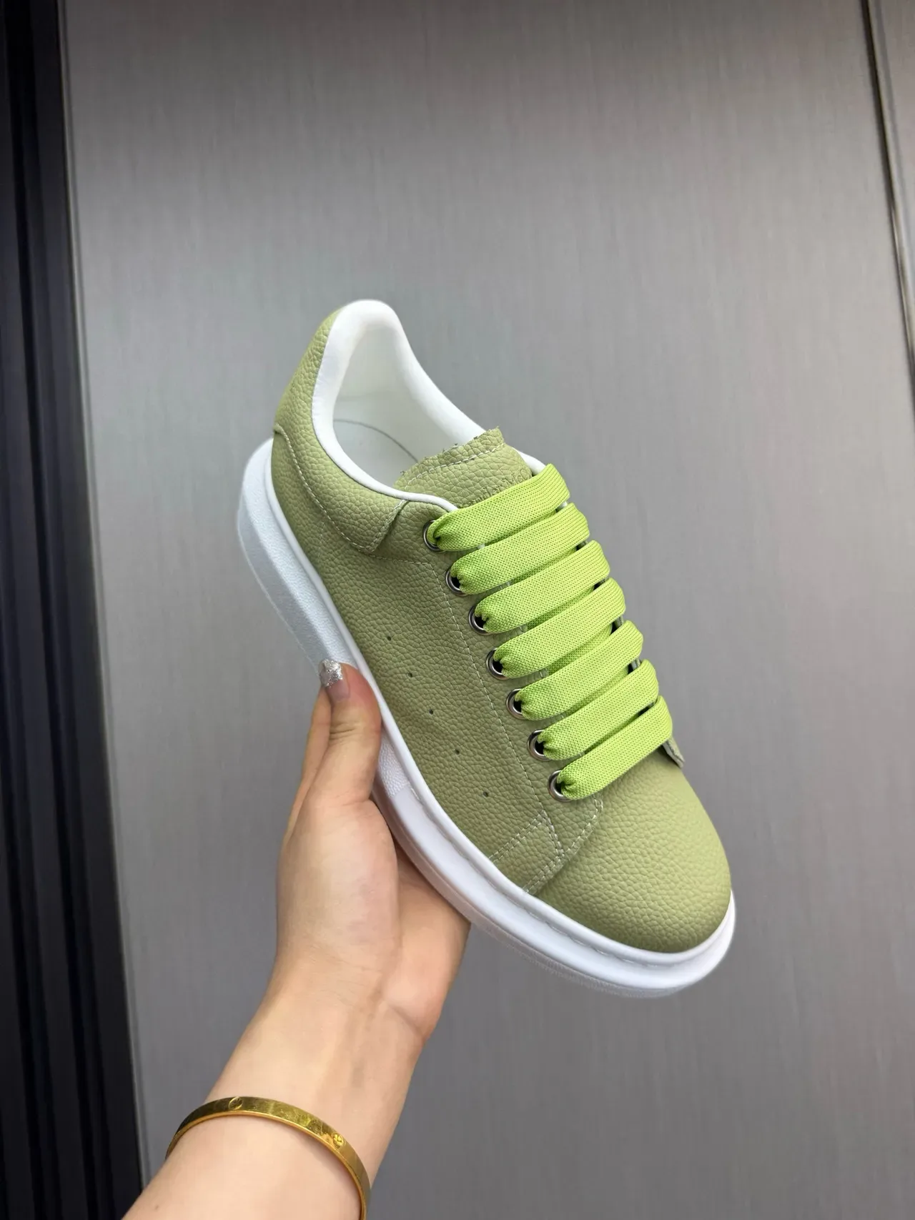 Alexander McQueen Green White বিশাল প্ল্যাটফর্ম সোল পিবল্ড লেদার উপর লাইফস্টাইল স্নিকার 8