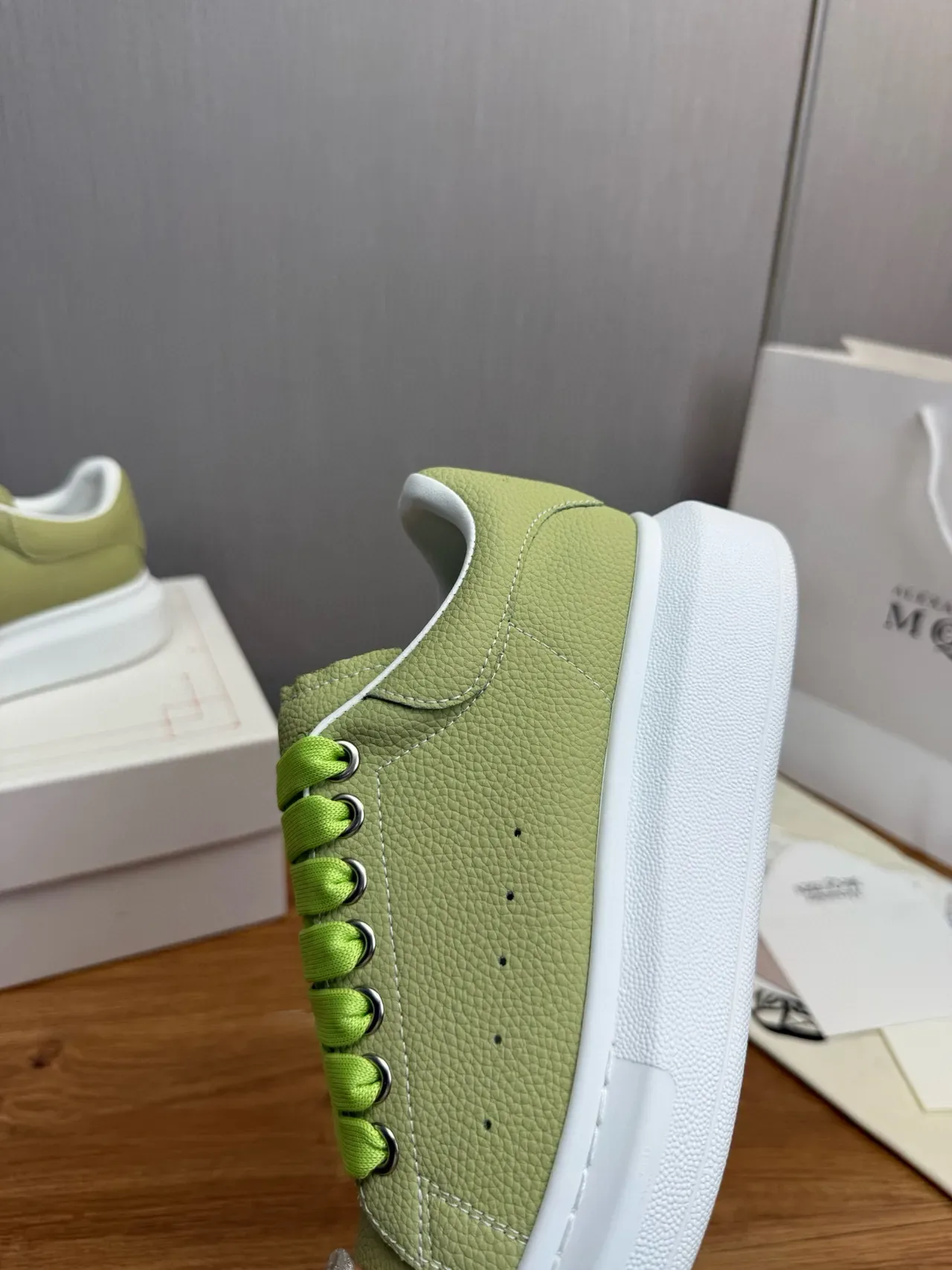 Alexander McQueen Green White বিশাল প্ল্যাটফর্ম সোল পিবল্ড লেদার উপর লাইফস্টাইল স্নিকার 9