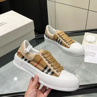 Alexander McQueen ओवरसाइज्ड स्नीकर बेज चेक पैटर्न लाइफस्टाइल स्नीकर