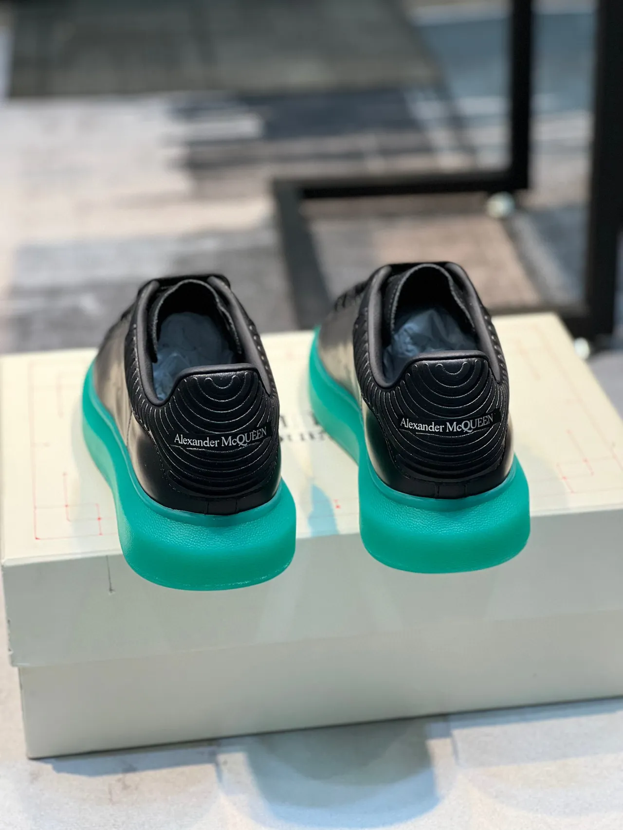 Alexander McQueen Oversized Sneaker Preto e Turquesa Sneakers de estilo de vida 2
