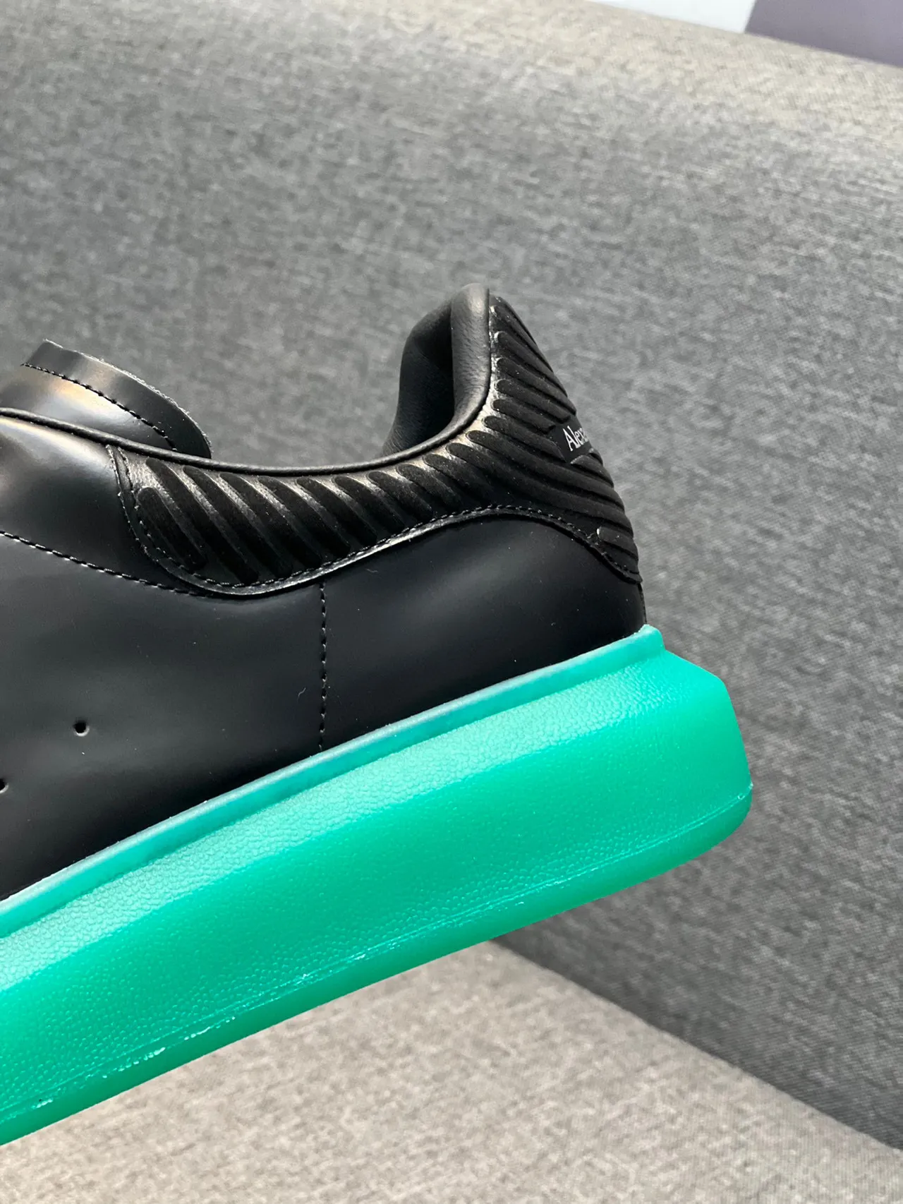 Alexander McQueen Oversized Sneaker Preto e Turquesa Sneakers de estilo de vida 8