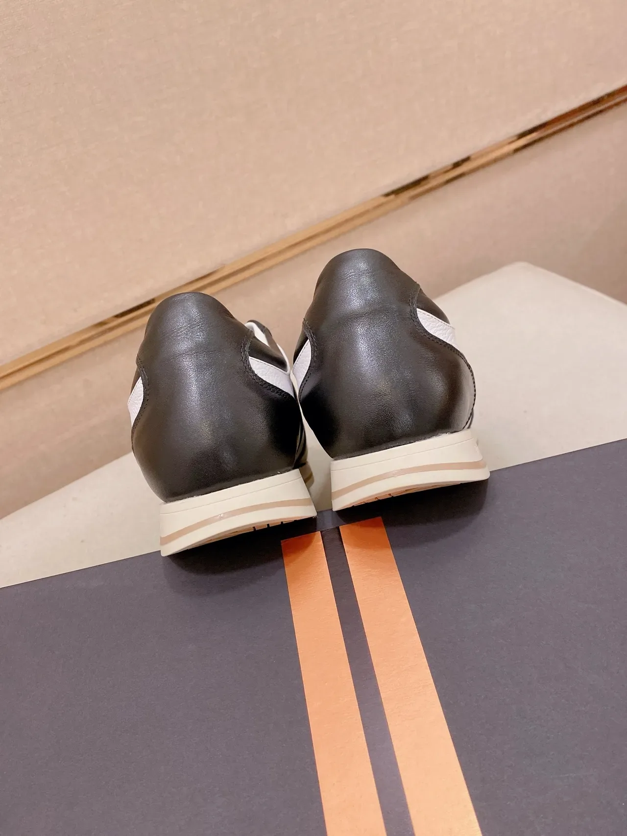 Alexander McQueen Sneakers Oversized Noir et Blanc Cuir Lifestyle 4
