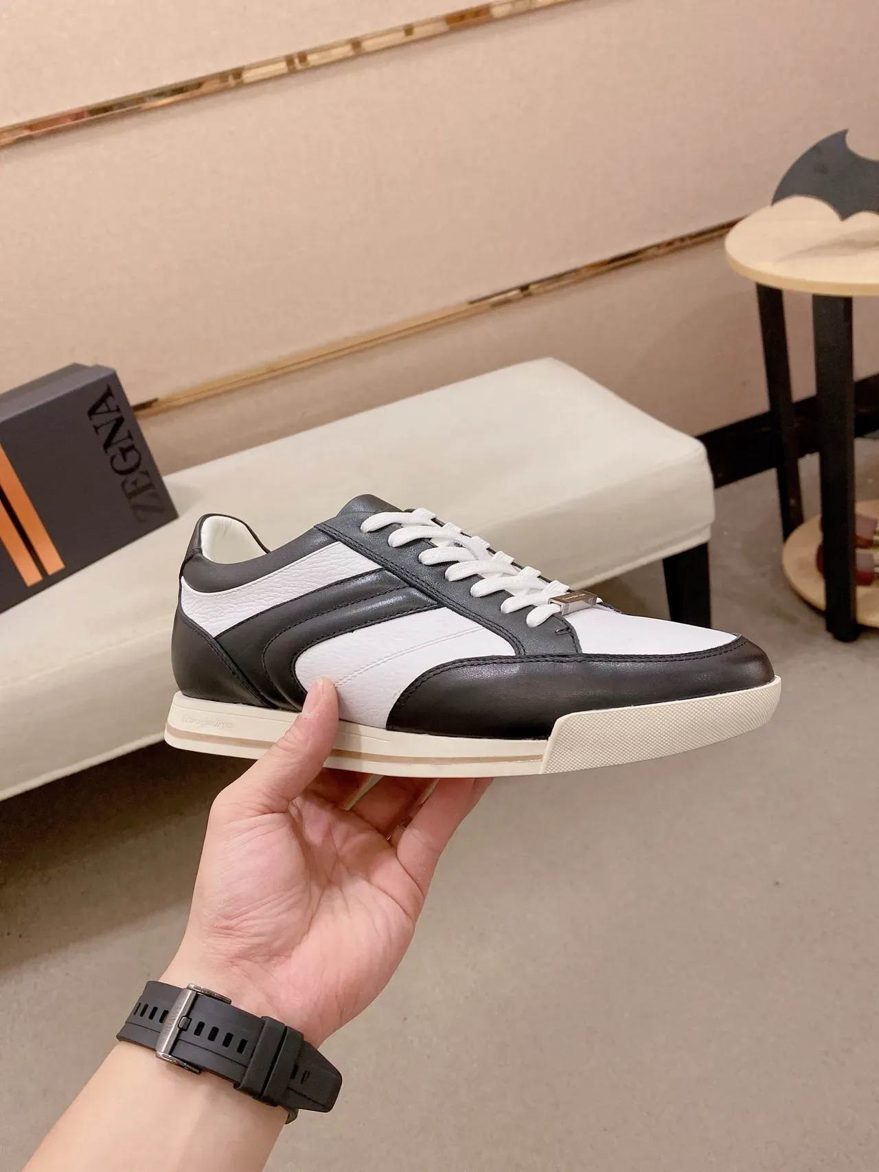 Alexander McQueen Sneakers Oversized Noir et Blanc Cuir Lifestyle 5