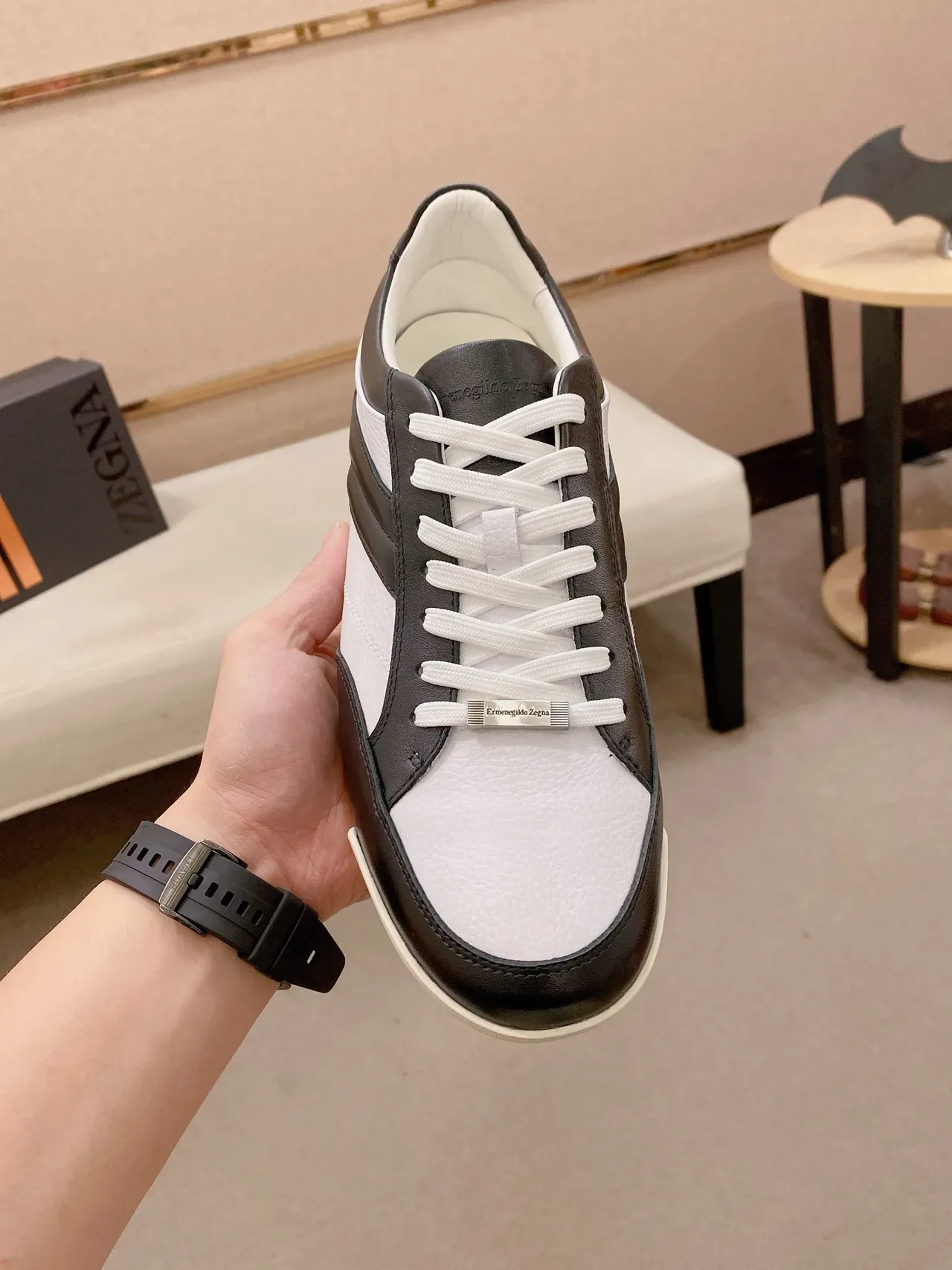 Alexander McQueen Sneakers Oversized Noir et Blanc Cuir Lifestyle 6