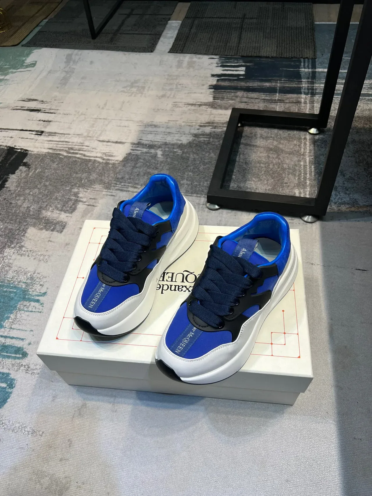 Alexander McQueen Tênis Chunky Oversized Azul e Branco 5