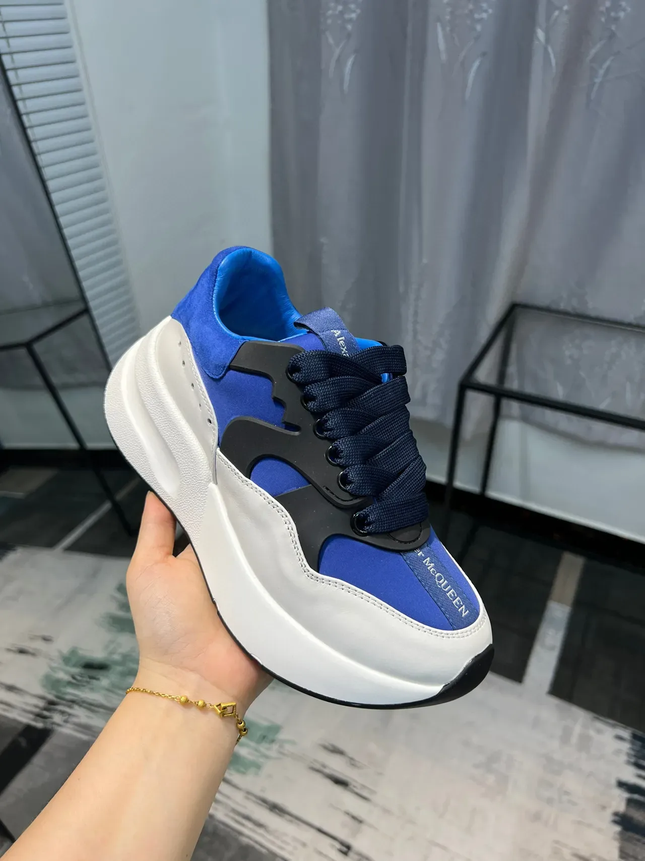 Alexander McQueen Tênis Chunky Oversized Azul e Branco 6