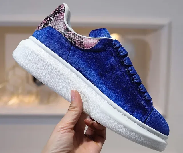 Alexander McQueen Tênis Oversized Azul Branco Veludo Superior Pele de Cobra Abas do Calcanhar Tênis Lifestyle 2