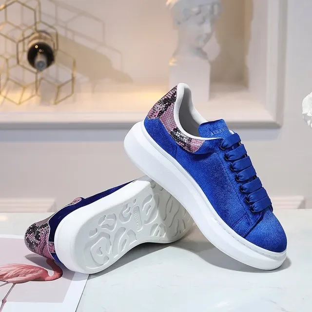 Alexander McQueen Tênis Oversized Azul Branco Veludo Superior Pele de Cobra Abas do Calcanhar Tênis Lifestyle 3