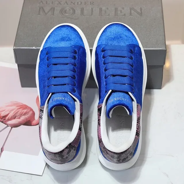 Alexander McQueen Tênis Oversized Azul Branco Veludo Superior Pele de Cobra Abas do Calcanhar Tênis Lifestyle 4