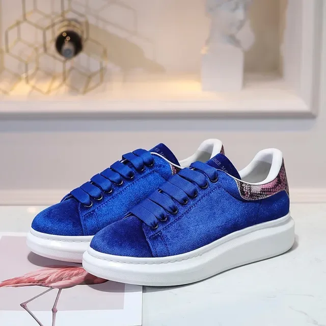 Alexander McQueen Tênis Oversized Azul Branco Veludo Superior Pele de Cobra Abas do Calcanhar Tênis Lifestyle 5