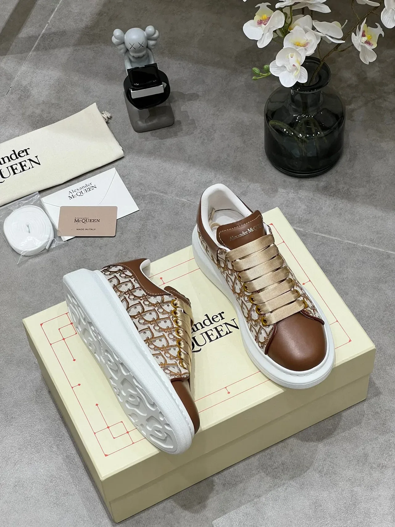 Alexander McQueen Tênis oversized marrom e bege Monogram Lifestyle Sneakers 2