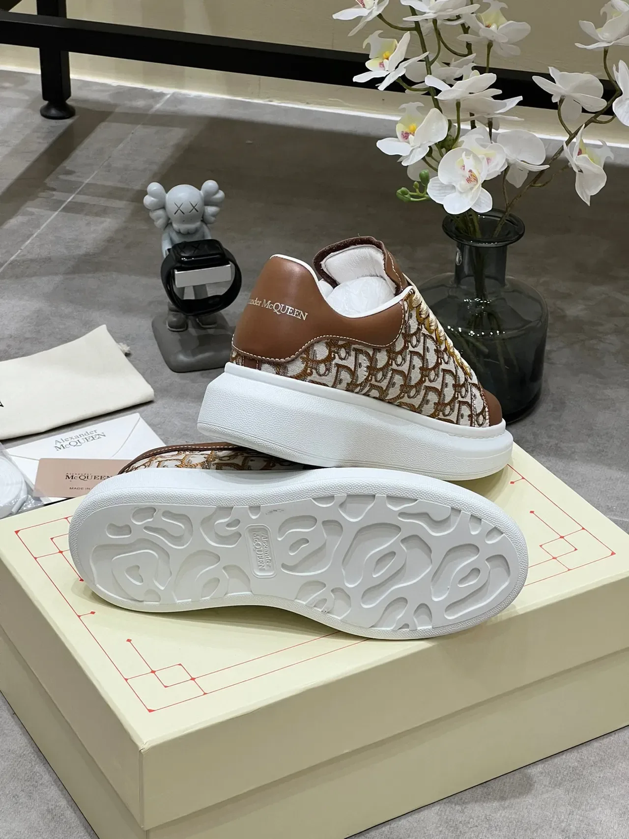 Alexander McQueen Tênis oversized marrom e bege Monogram Lifestyle Sneakers 3
