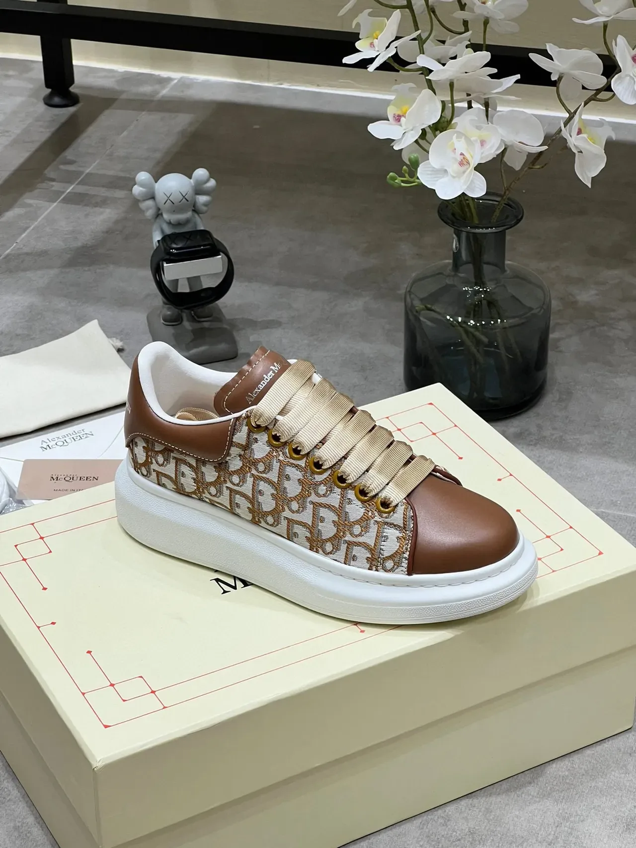 Alexander McQueen Tênis oversized marrom e bege Monogram Lifestyle Sneakers 4