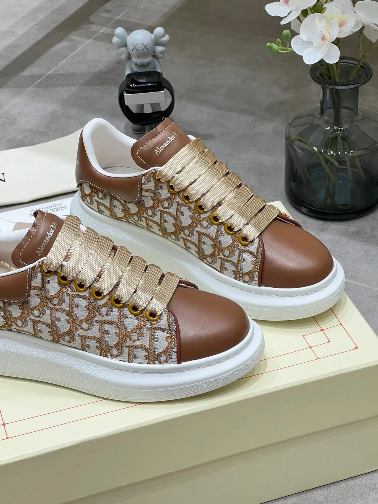 Alexander McQueen Tênis oversized marrom e bege Monogram Lifestyle Sneakers 5