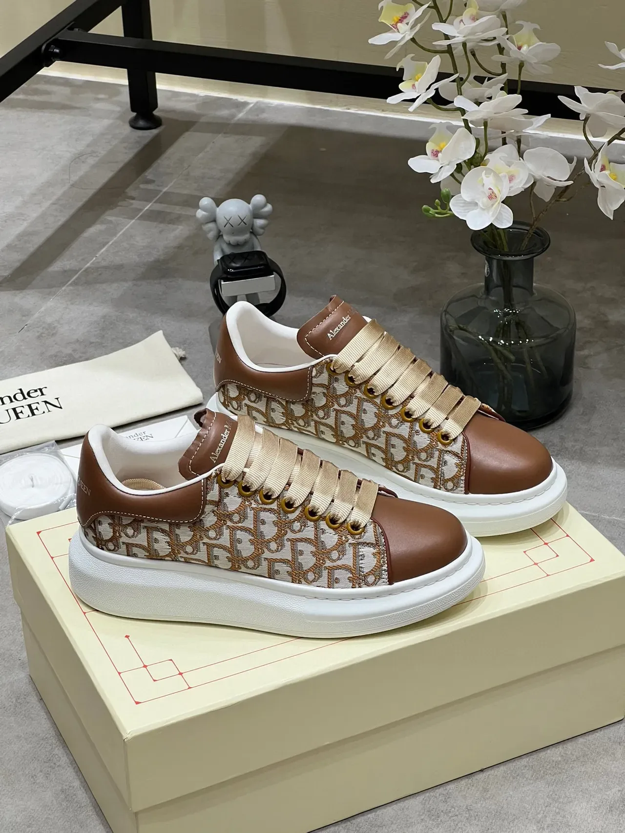 Alexander McQueen Tênis oversized marrom e bege Monogram Lifestyle Sneakers 8