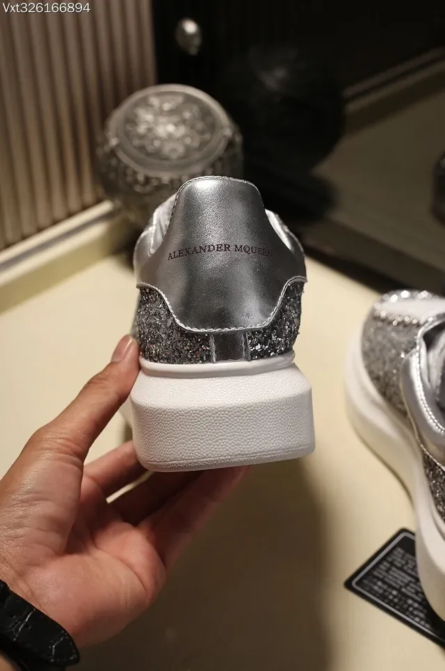 Alexander McQueen حذاء رياضي oversized لامع فضي وأسود أسلوب حياة 2