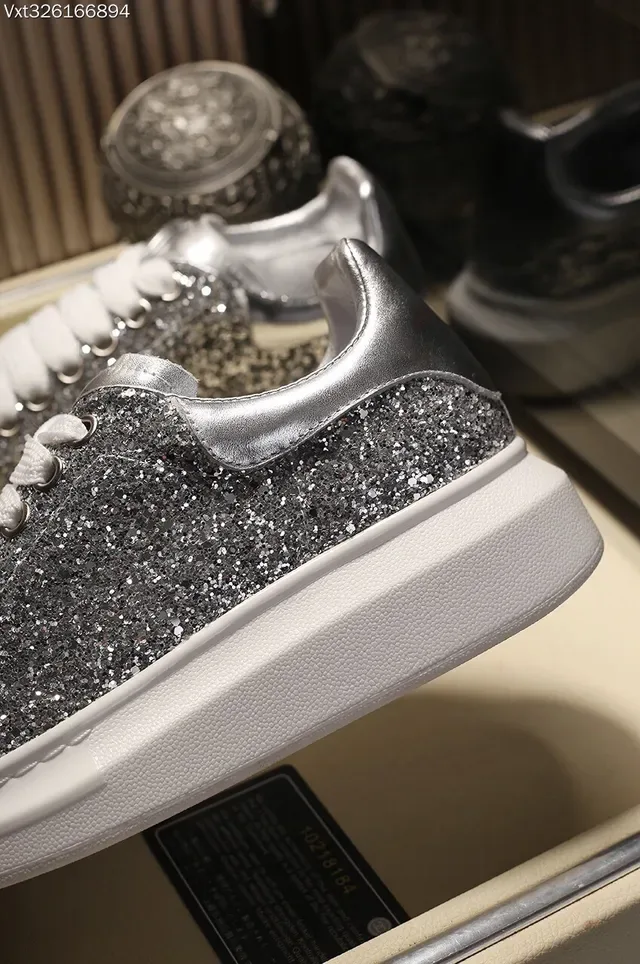 Alexander McQueen حذاء رياضي oversized لامع فضي وأسود أسلوب حياة 3