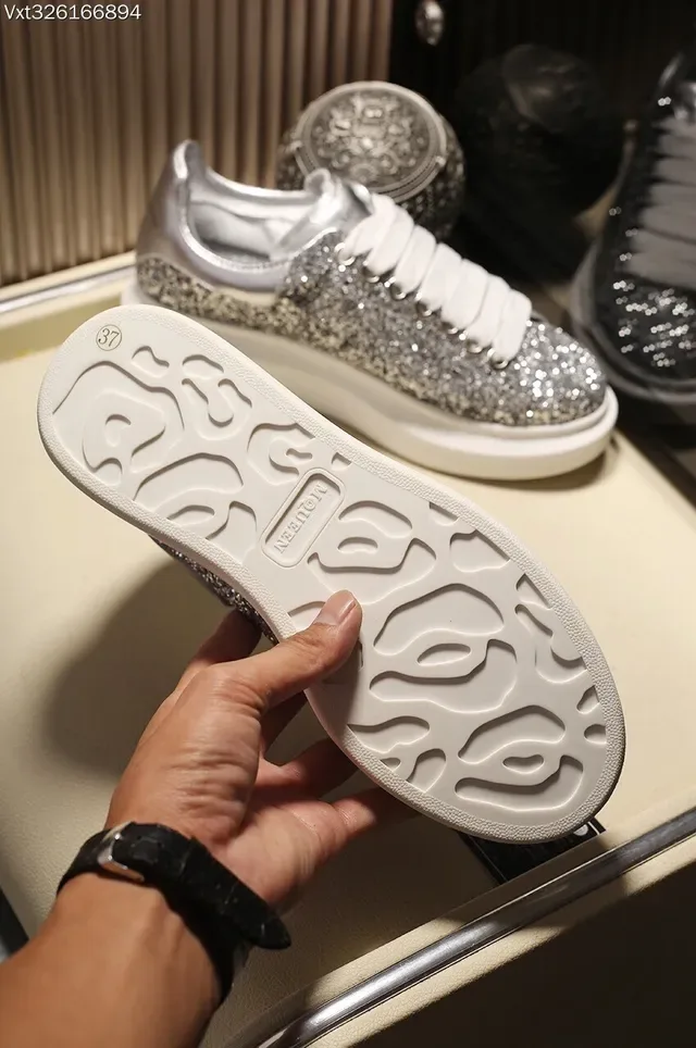 Alexander McQueen حذاء رياضي oversized لامع فضي وأسود أسلوب حياة 5