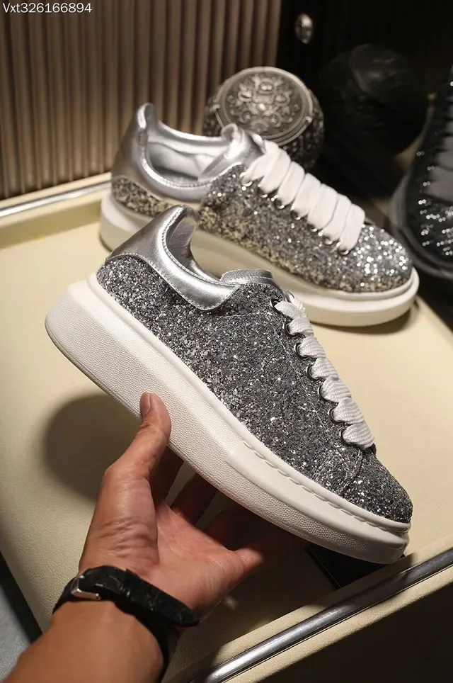 Alexander McQueen حذاء رياضي oversized لامع فضي وأسود أسلوب حياة 6