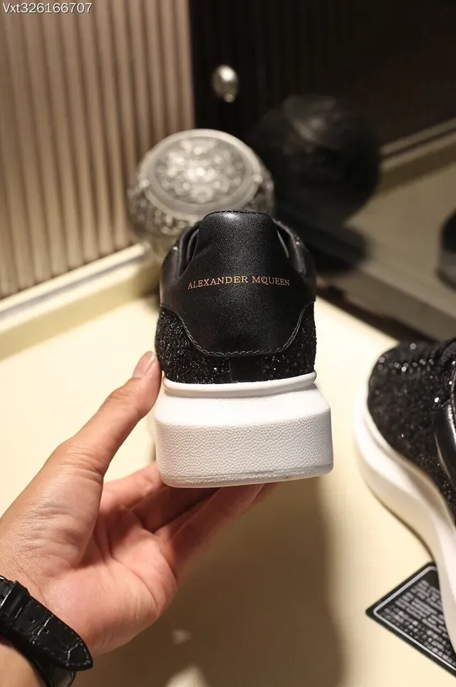 Alexander McQueen حذاء رياضي oversized لامع فضي وأسود أسلوب حياة 10