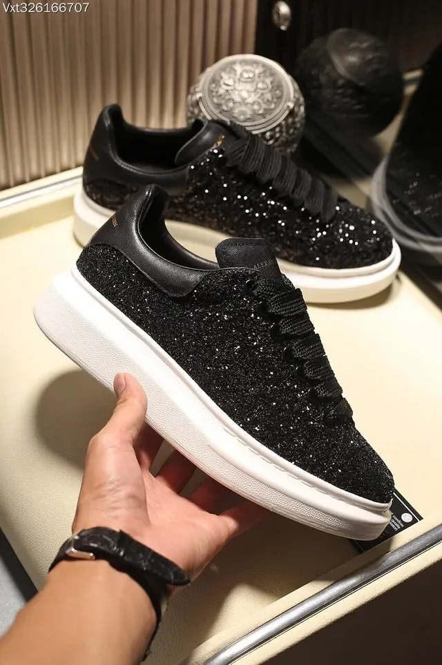 Alexander McQueen حذاء رياضي oversized لامع فضي وأسود أسلوب حياة 14