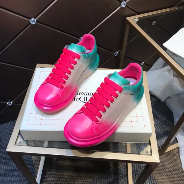 Alexander McQueen ওভারসাইজড স্নিকার গ্রেডিয়েন্ট টিল থেকে পিঙ্ক লাইফস্টাইল স্নিকার 2