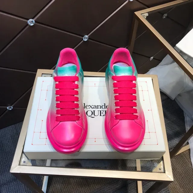 Alexander McQueen ওভারসাইজড স্নিকার গ্রেডিয়েন্ট টিল থেকে পিঙ্ক লাইফস্টাইল স্নিকার 9