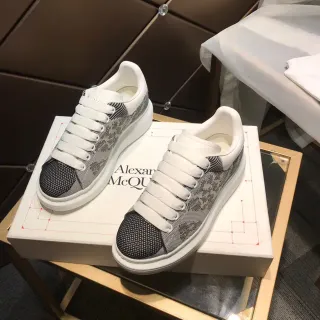 Alexander McQueen ओवरसाइज्ड स्नीकर ग्रे, काला, सफेद जीवनशैली स्नीकर
