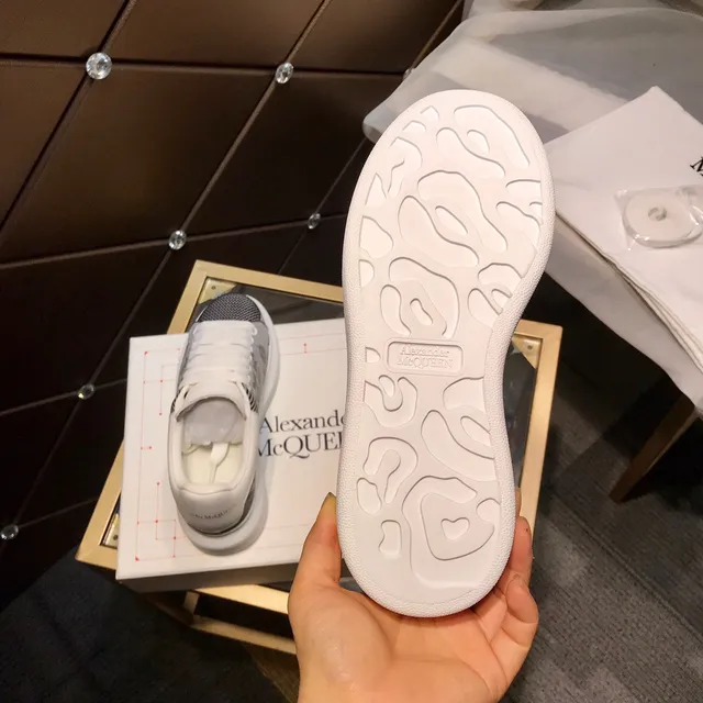 Alexander McQueen ওভারসাইজ্ড স্নিকার ধূসর, কালো, সাদা লাইফস্টাইল স্নিকার 4