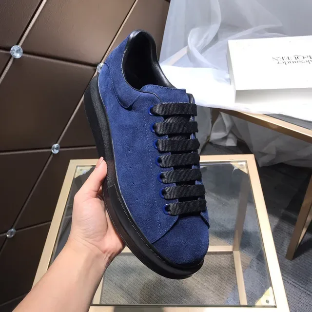 Alexander McQueen Sneakers Oversized Bleu Marine Daim Lifestyle 2