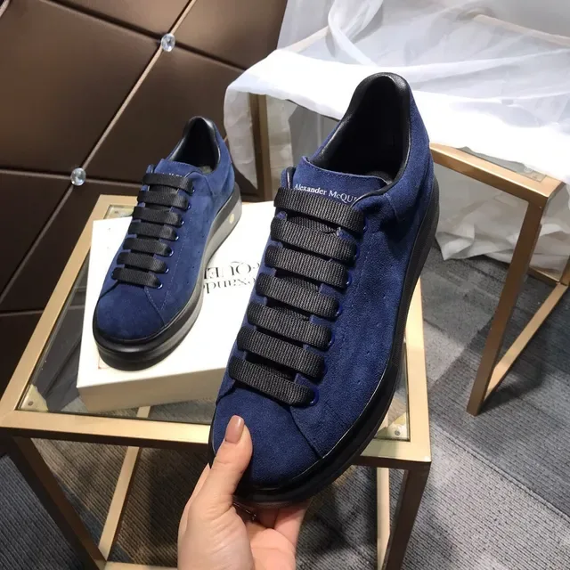 Alexander McQueen Sneakers Oversized Bleu Marine Daim Lifestyle 3