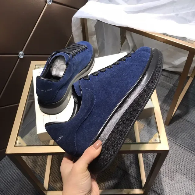 Alexander McQueen Sneakers Oversized Bleu Marine Daim Lifestyle 5