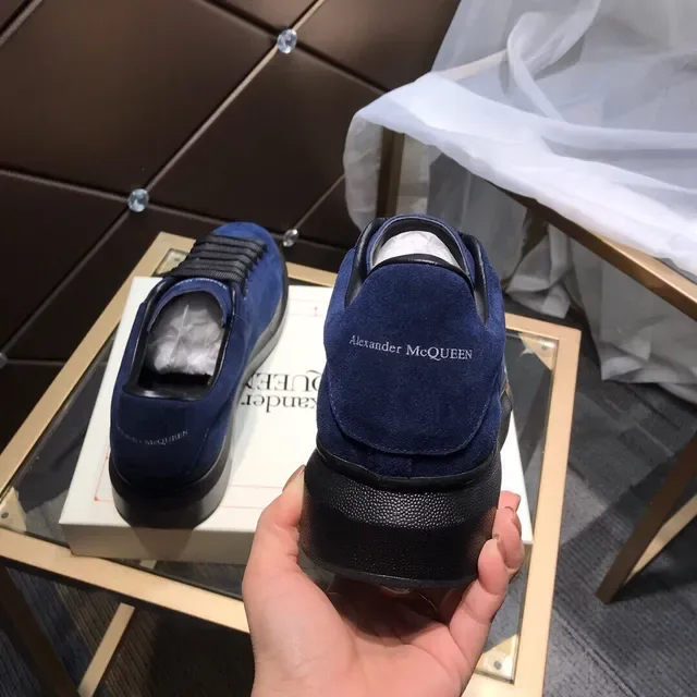 Alexander McQueen Sneakers Oversized Bleu Marine Daim Lifestyle 6